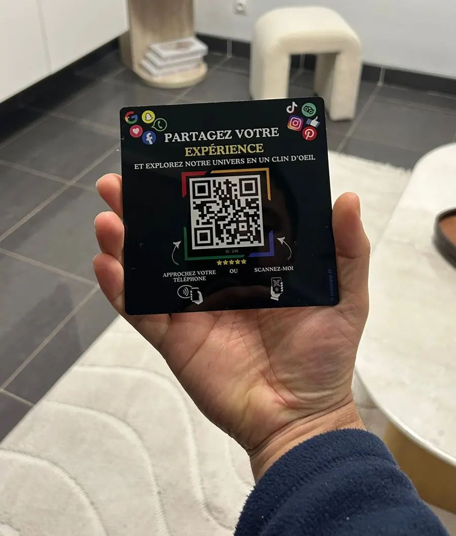 Plaque NFC ScanUpp tenue en main